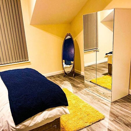 Betty'S Apartment- Metres From Train Station Харогейт Екстериор снимка