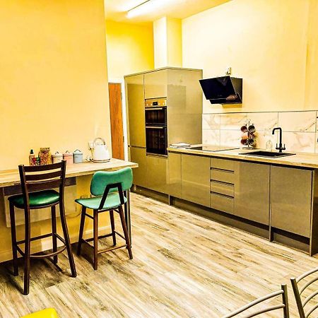 Betty'S Apartment- Metres From Train Station Харогейт Екстериор снимка