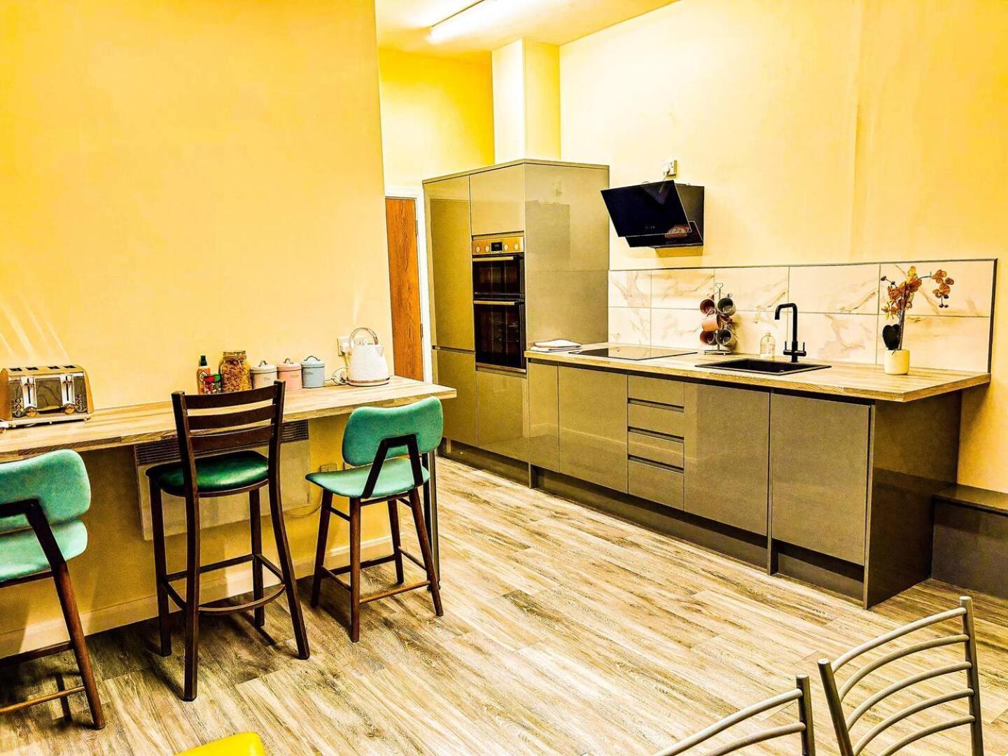 Betty'S Apartment- Metres From Train Station Харогейт Екстериор снимка