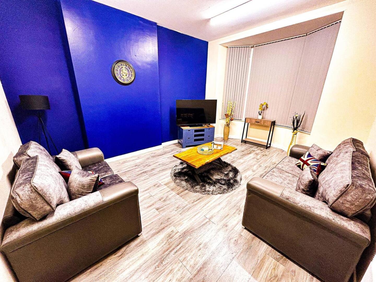 Betty'S Apartment- Metres From Train Station Харогейт Екстериор снимка