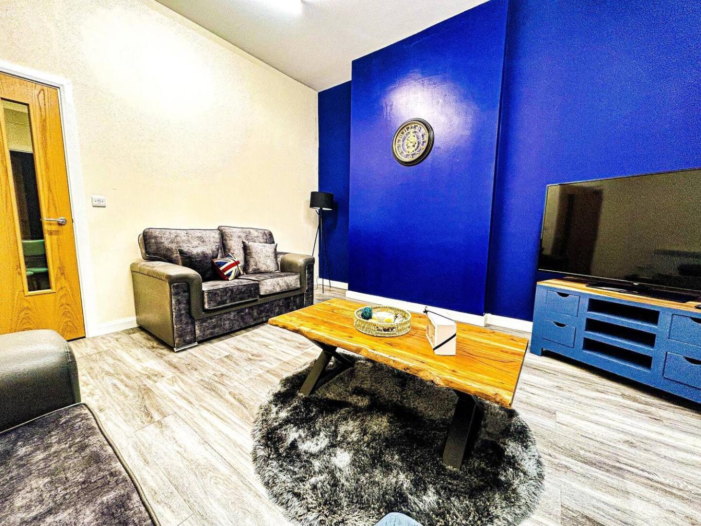 Betty'S Apartment- Metres From Train Station Харогейт Екстериор снимка